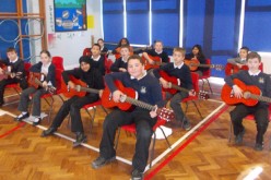 Whole class guitar lessons with Year 4