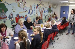 Photos: OAP’s and Year 6 grandparents attend Christmas lunch